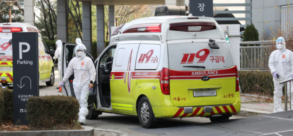 ▲12일 서울의료원에서 코로나19 환자를 이송한 구급대원들이 의료진을 기다리고 있다. (연합뉴스)