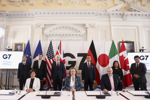 ▲10월 22일(현지시간) 주요7개국(G7) 경제·통상장관들이 영국 런던에 모여 기념 사진 촬영을 하고 있다. 런던/AP뉴시스