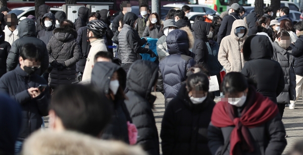 ▲(연합뉴스) 12일 오후 서울 마포구 월드컵공원 평화광장에 마련된 임시선별검사소 앞이 검사를 기다리는 시민들로 붐비고 있다
