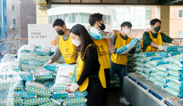▲넷마블문화재단에서 기부한 쌀을 전달하고 있다. (사진제공=넷마블)