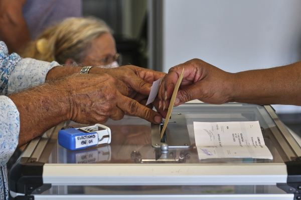 ▲뉴칼레도니아 누메아에서 12일(현지시간) 한 주민이 투표함에 용지를 넣고 있다. 누메아/AP연합뉴스
