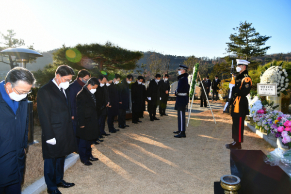 ▲13일 박태준 명예회장 서거 10주기 참배 행사에서 최정우 포스코그룹 회장을 비롯한 주요 경영진들이 묵념을 하고 있다. (사진제공=포스코)