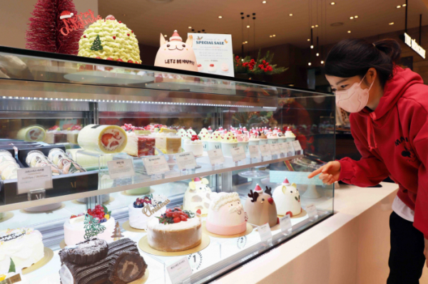 ▲신세계 강남점 메나주리 매장에서 고객이 크리스마스 케이크를 살펴보고 있다.  (사진제공=신세계)