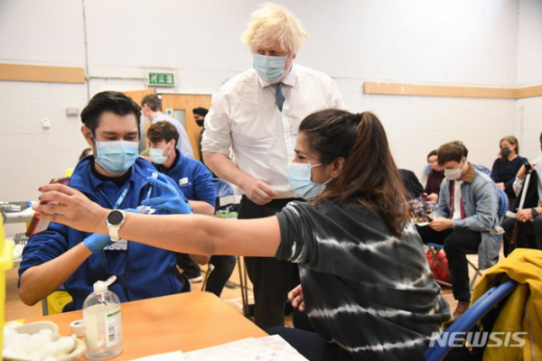 ▲(런던=AP/뉴시스) 보리스 존슨 영국 총리가 13일(현지시간) 런던의 한 백신접종소를 방문했다. 