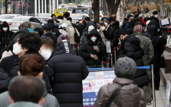 ▲코로나19 신규 확진자가 5567명으로 집계된 14일 오전 서울 송파구 보건소에 마련된 코로나19 선별진료소에서 시민들이 검사를 받기 위해 줄을 서고 있다. (뉴시스)