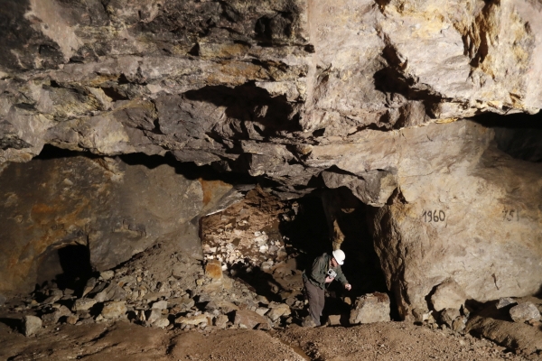 ▲체코 치노베츠의 한 광산에서 2017년 3월 22일 광부가 리튬 광석을 집어들고 있다. 치노베츠/AP뉴시스
