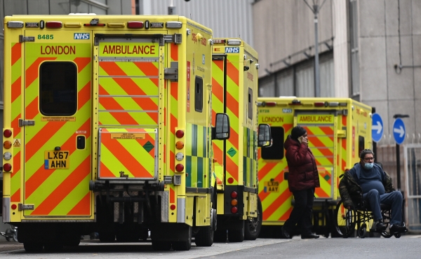 ▲영국 런던 왕립병원 앞에 구급차가 세워져 있다. 런던/EPA연합뉴스
