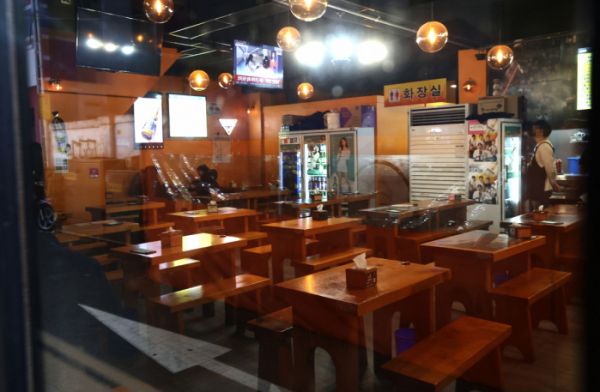 ▲6일 오후 서울 중구 을지로노가리골목 한 음식점이 한산한 모습을 보이고 있다. (연합뉴스)