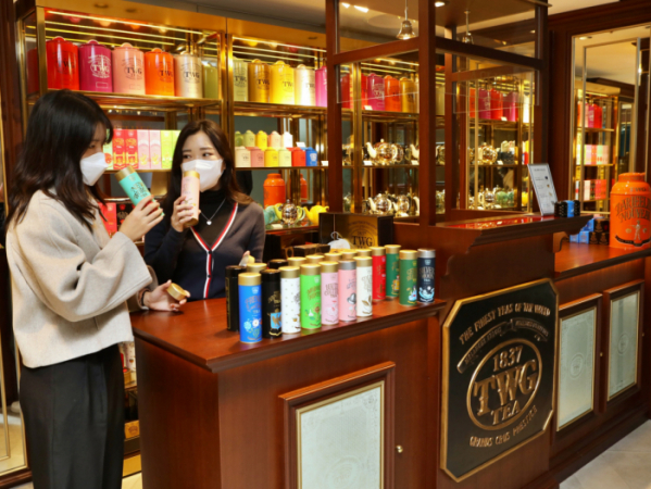 ▲15일 서울 중구 소공동에 있는 본점 4층에서 고객들이 TWG 티(Tea) 부띠끄를 이용하고 있다.  (사진제공=롯데백화점)
