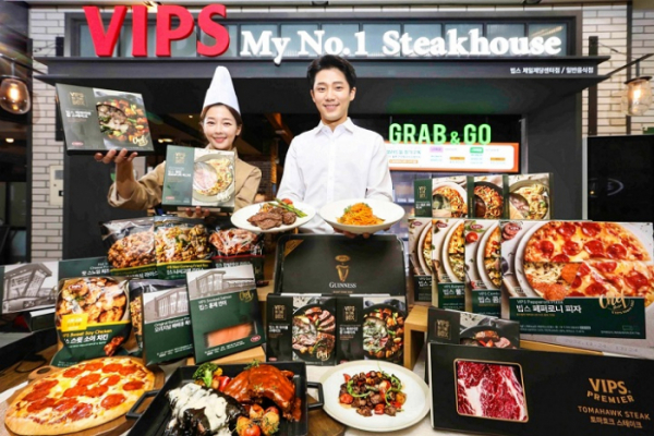 ▲15일 오전 서울 중구 빕스 제일제당센터점에서 모델들이 CJ푸드빌의 레스토랑 간편식을 소개하고 있다.