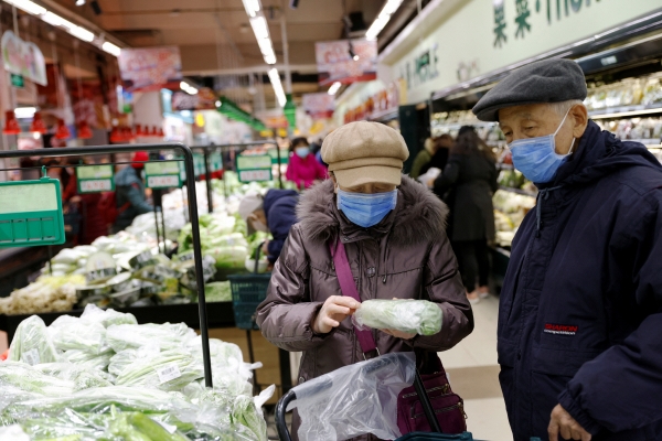 ▲중국 베이징의 한 슈퍼마켓에서 14일 사람들이 마스크를 쓴 채로 쇼핑하고 있다. 베이징/로이터연합뉴스 
