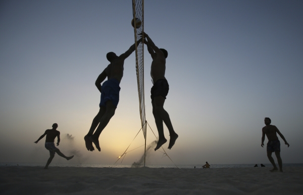 ▲아랍에미리트(UAE) 두바이 해변에서 2017년 8월 7일 시민들이 비치발리볼을 즐기고 있다. 두바이/AP뉴시스
