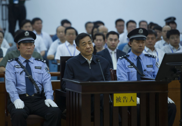 ▲보시라이(가운데) 전 중국 충칭시 서기가 2013년 8월 26일 산둥성 지난의 지난중급인민법원에서 재판받고 있다. 지난/신화뉴시스  
