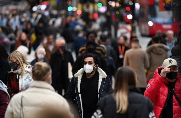 ▲영국 런던에서 15일(현지시간) 시민들이 마스크를 착용한 채 거리를 걷고 있다. 런던/EPA연합뉴스
