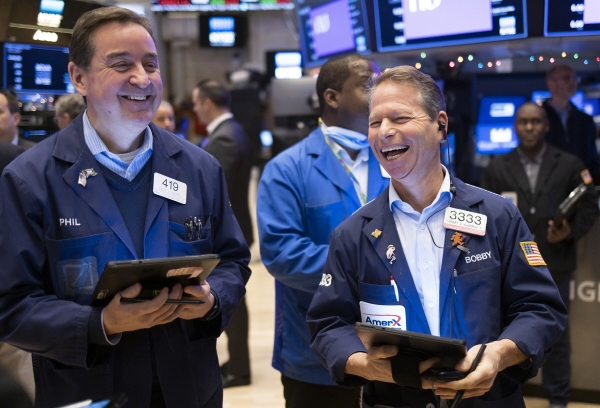 ▲미국 뉴욕증권거래소(NYSE)에서 트레이더들이 환하게 웃고 있다. 뉴욕/EPA연합뉴스
