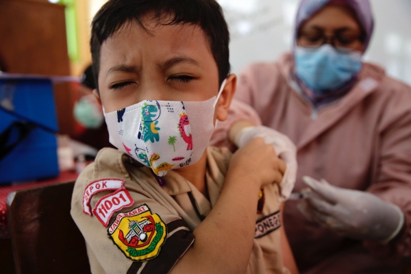 ▲인도네시아 서부자바 데폭에서 15일 한 어린이가 백신을 접종하고 있다. 데폭/EPA연합뉴스
