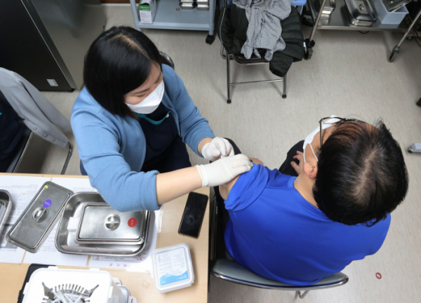 ▲13일 서울 양천구 홍익병원에서 시민들이 코로나19 백신접종을 받고 있다.  (연합뉴스)