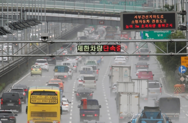 ▲지난 9월 서울 마포구 강변북로의 배출가스 5등급 운행제한 차량 단속 카메라. (연합뉴스)
