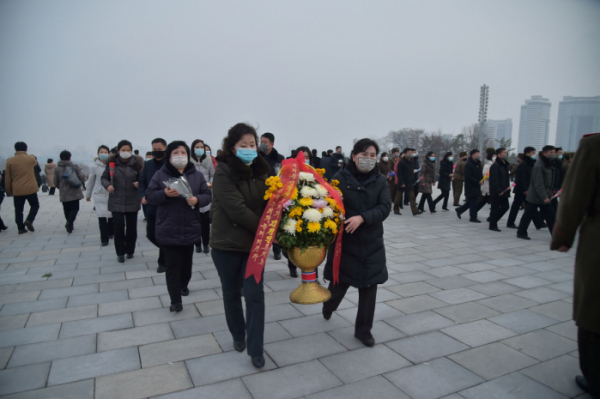 ▲12월 15일 평양에 만수대 언덕에서 열린 김일성 10주기에 추모객들이 참여하고 있다. 평양/AFP연합뉴스