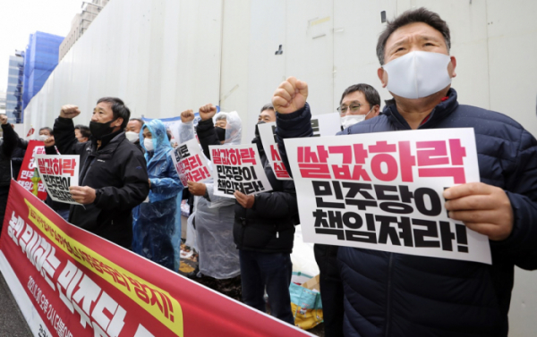 ▲서울 여의도 더불어민주당 당사 앞에서 열린 '농민 무시하는 민주당 규탄대회'에서 전국농민회총연맹 농민들이 민주당 규탄 구호를 외치고 있다. (뉴시스)