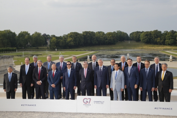 ▲주요 7개국(G7) 재무장관과 중앙은행 총재, 국제통화기금(IMF) 관계자 등이 2019년 7월 17일 프랑스 파리에서 열린 G7 재무회의에 참석하고 있다. 파리/AP뉴시스
