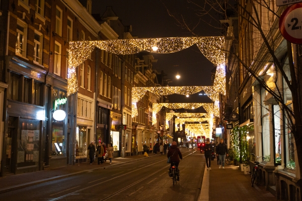▲네덜란드 암스테르담의 한 거리에 18일(현지시간) 크리스마스 장식이 불을 밝혔지만 북적이는 인파 없이 한산한 모습을 보이고 있다. 네덜란드 정부는 19일부터 내달 중순까지 전국적인 봉쇄에 들어간다고 밝혔다. 암스테르담/AP뉴시스
