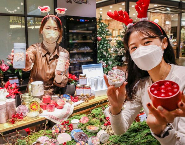 ▲20일 오전 경기도 성남시에 있는 현대백화점 판교점 지하 1층 '브아시에' 팝업스토어에서 직원들이 디저트를 소개하고 있다.  (사진제공=현대백화점)