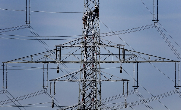 ▲독일 에너지 회사 RWE 직원들이 무어스의 한 송전탑 수리를 하고 있다. 무어스/AP뉴시스
