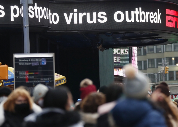 ▲미국 뉴욕 타임스퀘어 앞에서 보행자들이 마스크를 쓴 채 걸어가고 있다. 뉴욕/UPI연합뉴스
