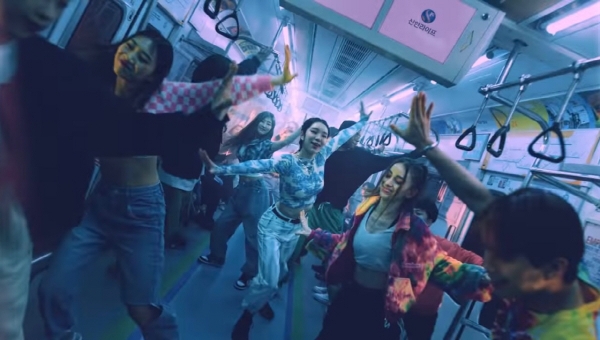 ▲가상 인간 로지가 지하철에서 춤추고 있다. /사진출처= ‘[신한라이프] 라이프에 놀라움을 더하다’ 유튜브 캡처

