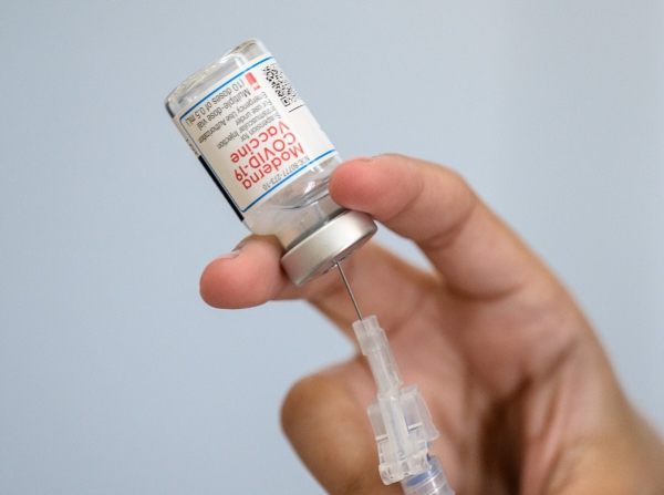 ▲지난 4월 한 의료진이 뉴욕에 있는 백신 클리닉에서 모더나 코로나19 백신이 든 주사기를 준비하고 있다. 뉴욕/AFP연합뉴스
