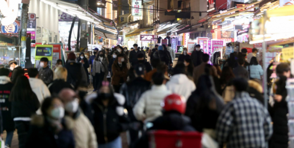 ▲코로나19 확산세로 거리두기 강화 조치가 시행된 후 첫 주가 시작된 20일 오후 서울 마포구 홍대거리가 시민들로 붐비고 있다.  (뉴시스)