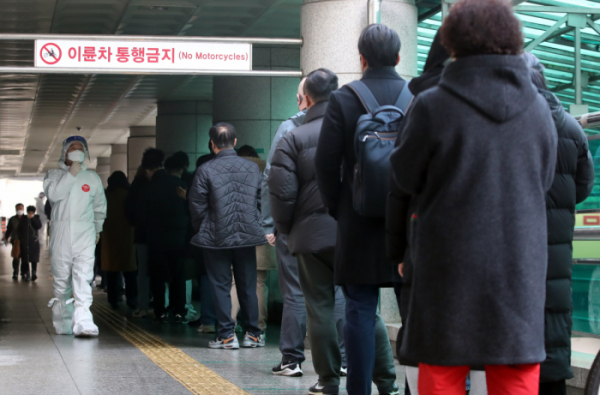 ▲시민들이 선별 검사소에서 줄을 서고 있다. 연합뉴스