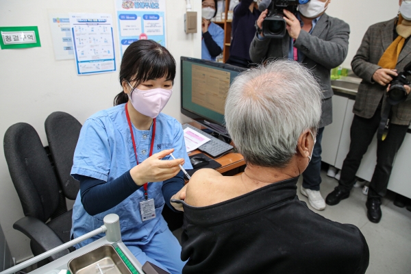 ▲지난 4일 오전 서울 은평구 청구성심병원에서 한 어르신이 화이자 백신으로 3차 추가접종을 하고 있다. (연합뉴스)
