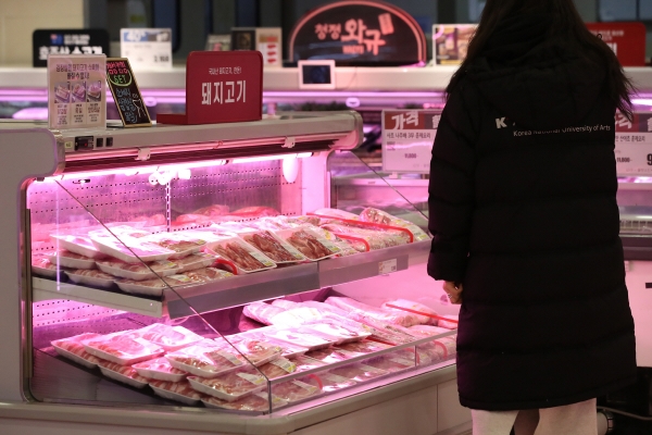 ▲(연합뉴스) 13일 서울의 한 대형마트 돼지고기 판매대.
