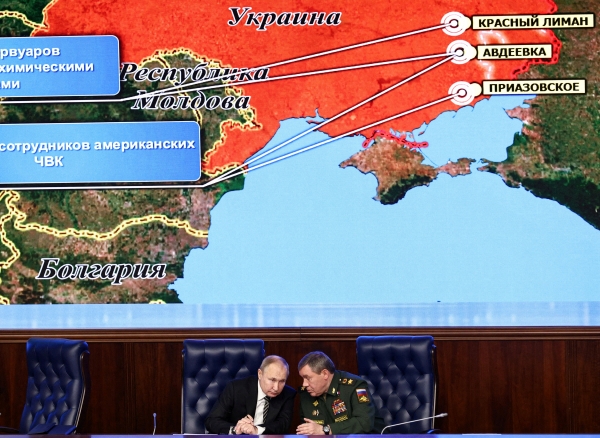 ▲블라디미르 푸틴(왼쪽) 러시아 대통령이 지난달 21일(현지시간) 모스크바에서 열린 국방부 확대 간부회의에서 발레리 게라시모프 러시아군 총참모장과 대화하고 있다. 모스크바/로이터연합뉴스 
