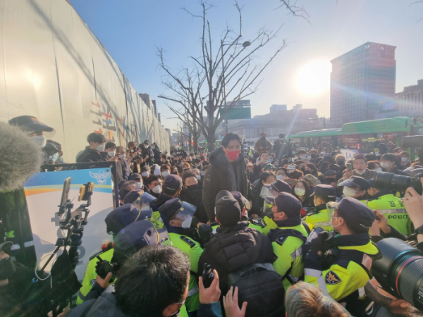 ▲22일 오후 서울 광화문 시민열린마당에서 열린 자영업자 총궐기 집회에 참가하려는 자영업자들과 경찰 사이에 실랑이가 이어지고 있다. (심민규 기자 wildboar@)