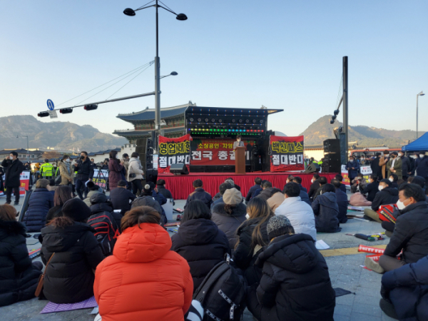 ▲22일 오후 서울 광화문 시민열린마당에서 자영업자 총궐기 집회가 진행되고 있다.  (안유리 기자 inglass@)