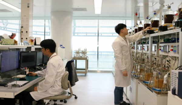 ▲CJ 바이오연구소 연구원들이 우수한 균주를 최종선별하기 위한 발효작업을 진행하고 있다. (CJ그룹)