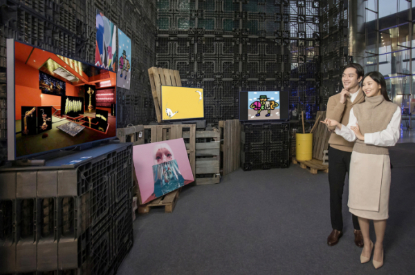 ▲삼성전자 모델이 코엑스에서 열리는 '코엑스 윈터 갤러리 2021'에서 라이프스타일 TV를 통해 전시되는 디지털 작품들을 소개하고 있다. (사진제공=삼성전자)