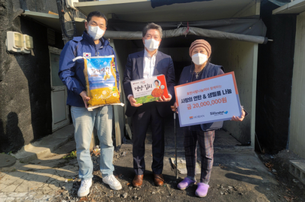 ▲호반그룹 임직원이 `사랑의 연탄` 나눔 활동 후 기념사진을 찍고 있다. (사진제공=호반그룹)