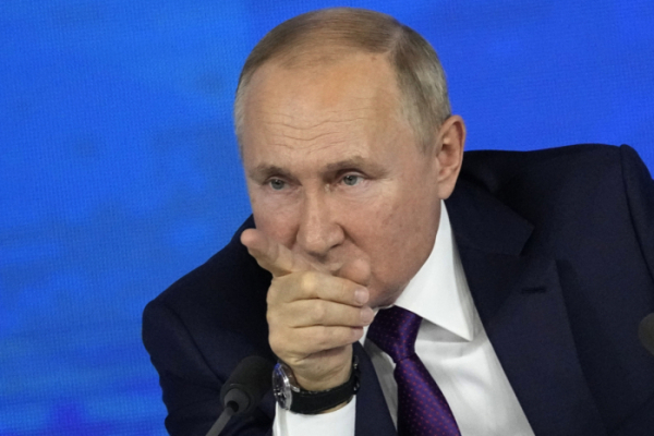 ▲블라디미르 푸틴 러시아 대통령이 23일(현지시간) 모스크바에서 열린 연례 연말 기자회견에서 취재진을 가르키고 있다. 모스크바/AP뉴시스
