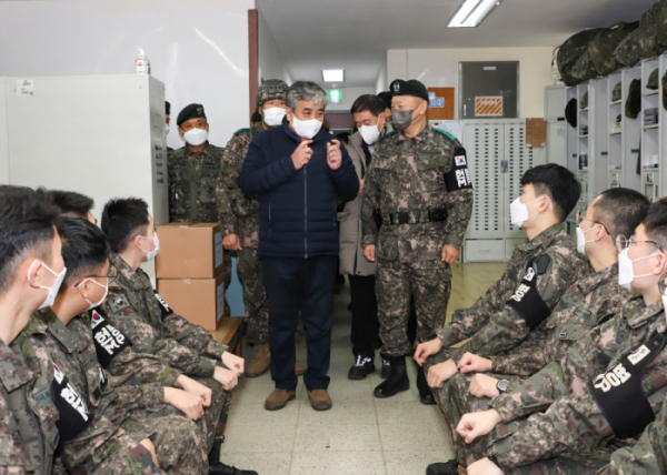 ▲한상혁 방통위원장이 22사단을 방문해 장병들을 격려하고 있다.  (사진제공=방송통신위원회)