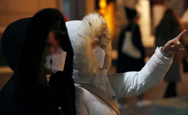 ▲한파주의보가 발효된 17일 오후 서울 종로구 조계사 인근에서 두꺼운 옷을 입은 시민들이 발걸음을 재촉하고 있다.  (뉴시스)
