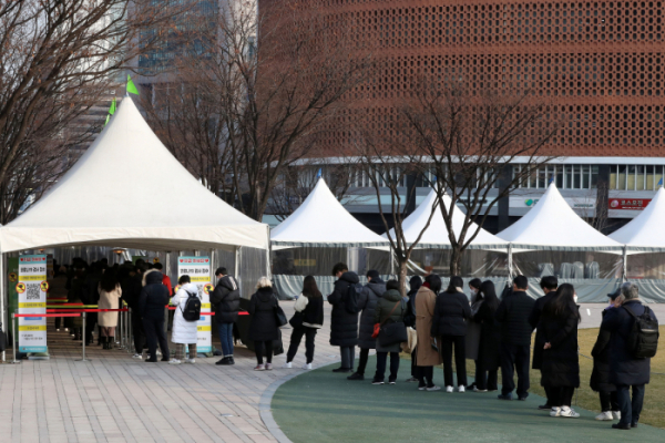 ▲코로나19 신규 확진자가 6919명으로 집계된 23일 오후 서울 중구 서울광장 임시선별검사소에서 시민들이 검사를 받기 위해 대기하고 있다.  (뉴시스)