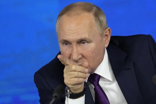 ▲블라디미르 푸틴 러시아 대통령이 23일 기자회견장에서 누군가를 가리키고 있다. 모스크바/AP연합뉴스
