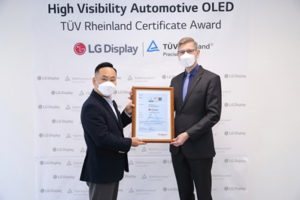 ▲LG디스플레이 Auto 마케팅/상품기획 손기환 상무가 TUV Korea CEO, Frank Juettner (티유브이 코리아 프랭크 쥬트너 대표)로부터‘고시인성(High Visibility)차량용 OLED’ 인증서를 전달받고 있다. (사진제공=LG디스플레이)