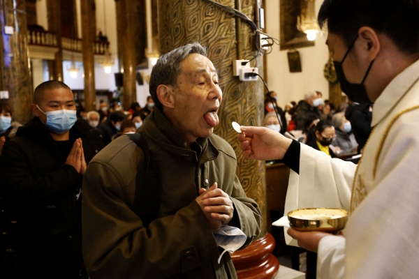 ▲중국 베이징의 한 교회에서 25일 목사가 신자에게 영성체를 건네고 있다. 베이징/로이터연합뉴스

