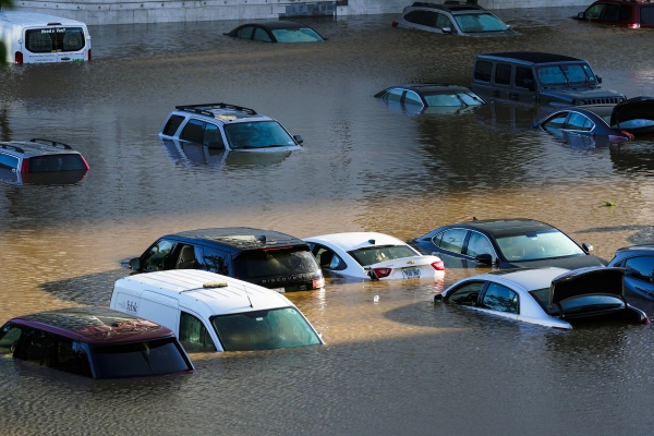 ▲미국 필라델피아에 9월 2일 허리케인 아이다가 상륙해 차들이 물에 잠겨있다. 필라델피아/AP뉴시스
