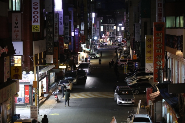 ▲(연합뉴스) 27일 오후 서울 광진구 구의동 먹자골목에서 정부의 코로나19 방역 정책에 반발하며 집단 소등 시위를 벌이고 있다.
